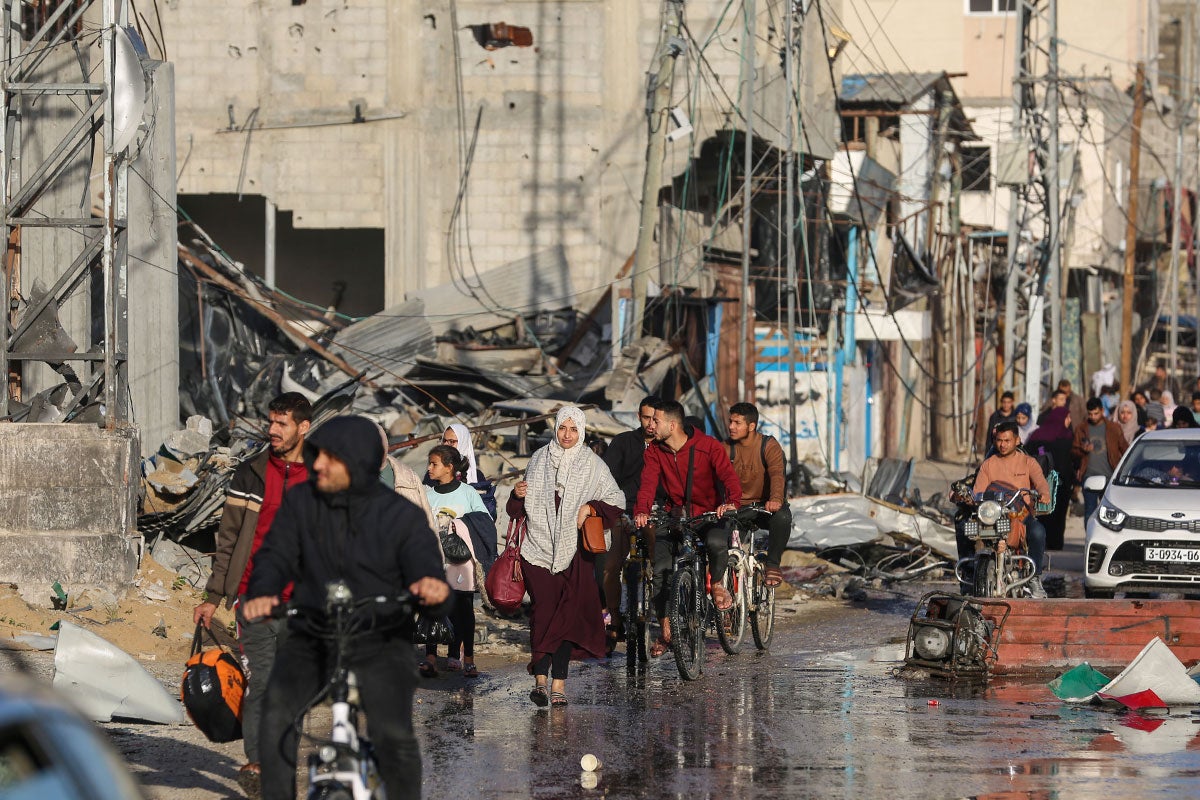 Palestinian citizens return to their homes in eastern Khan Yunis during a temporary ceasefire on 24 November 2023.